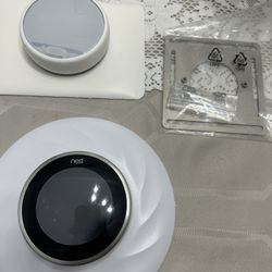 2 Nest Thermostates