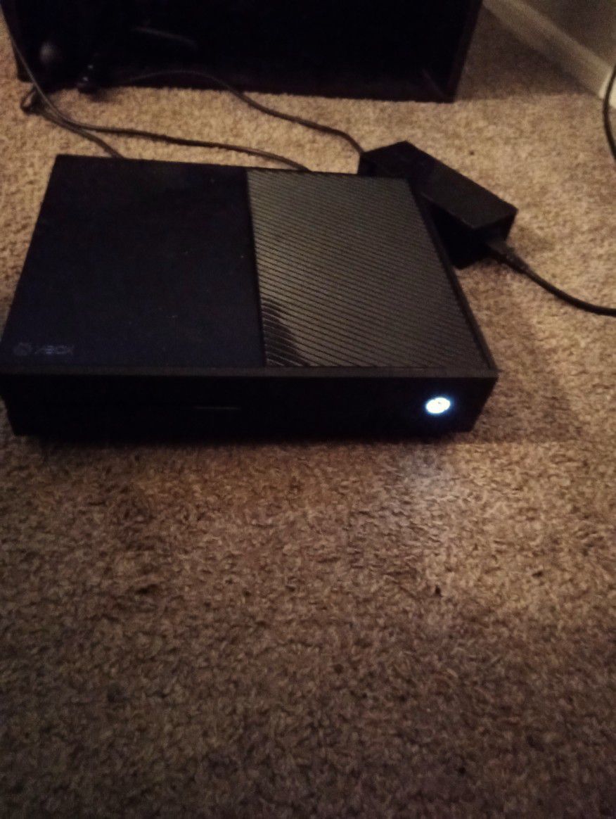 Xbox One 500GB w/ 2Controllers GTA 4&5 And Extra