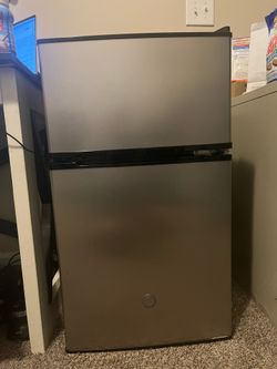 ❄️ GE Compact Refrigerator with Freezer – Excellent Condition! ❄️