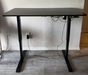 Electric standing desk