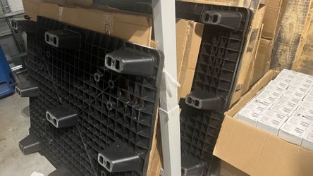 Free wood and pvc pallets in weston