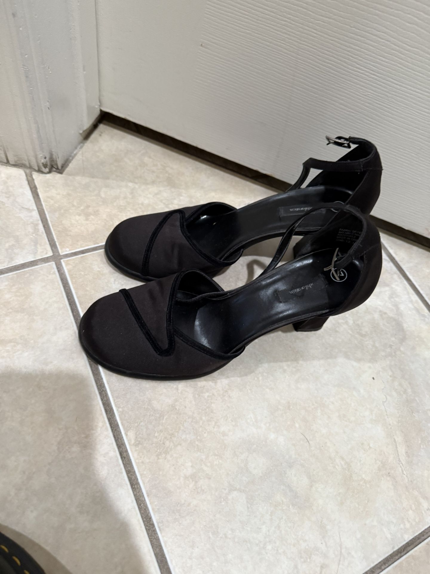 black kitten closed toe heels