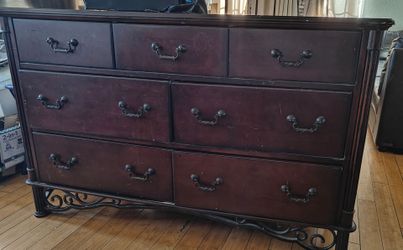 Dresser 58 x 38 x 18 inches - Free