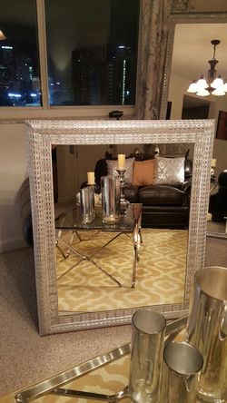 Este hermoso espejo decorado completamente con un fino metal plateado es muy elegante