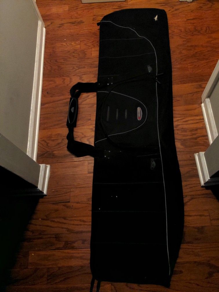 Snowboarding bag padded.