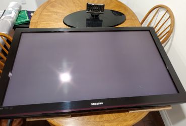 Samsung 50" TV with Stand and Wall Mount