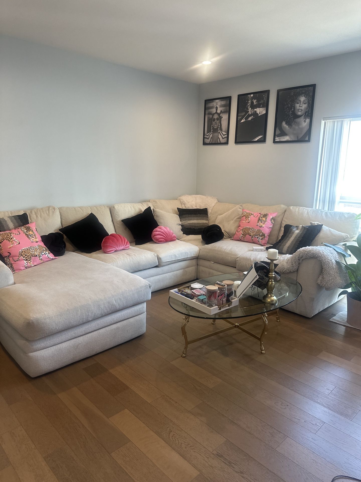 Hugeee Couch