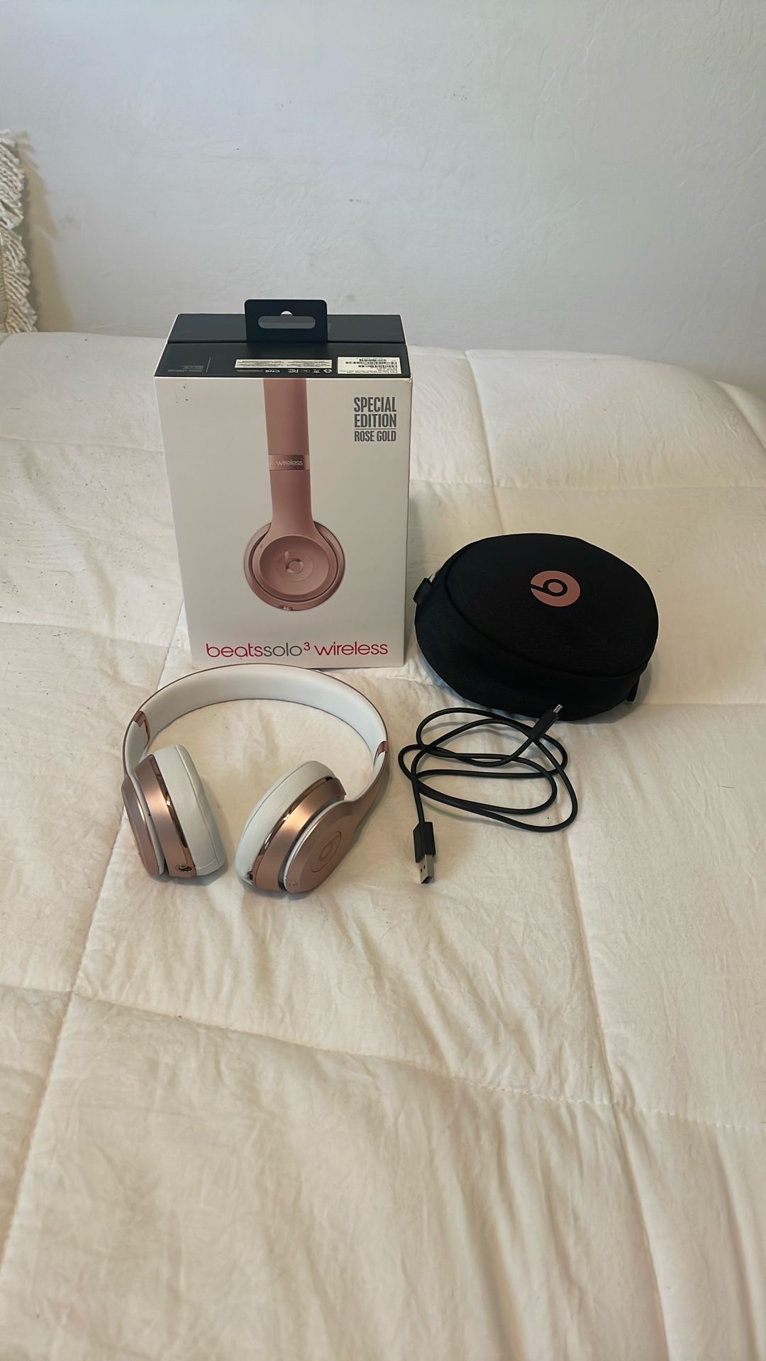 Beats solo 3 Wireless Rose Gold Headphones 
