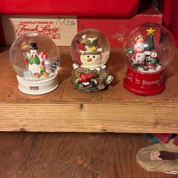 3 Snowmen Snow globes/ 2 Have Music