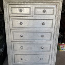 Valentina Champagne 5-Drawer Dresser – Like New