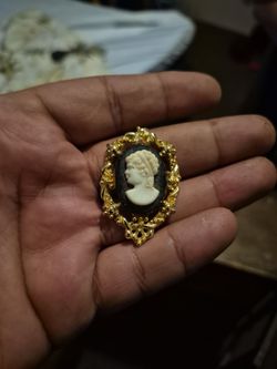 Vintage Gold Tone Cameo