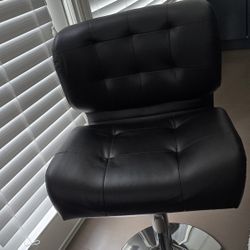 Bar stool in black. Good condition