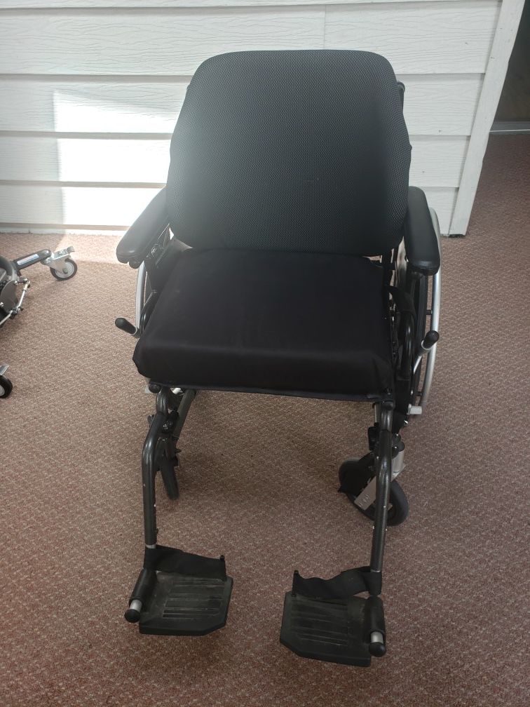 Breezy Ultra 4 Wide Wheelchair