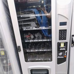 USI 3 Wide Snack Vending Machine 