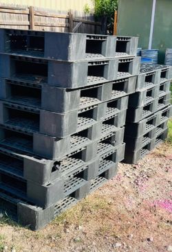 Heavy duty plastic pallets