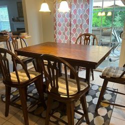 Used Dinning Sold Wood Table and 5 Chairs For Sale 