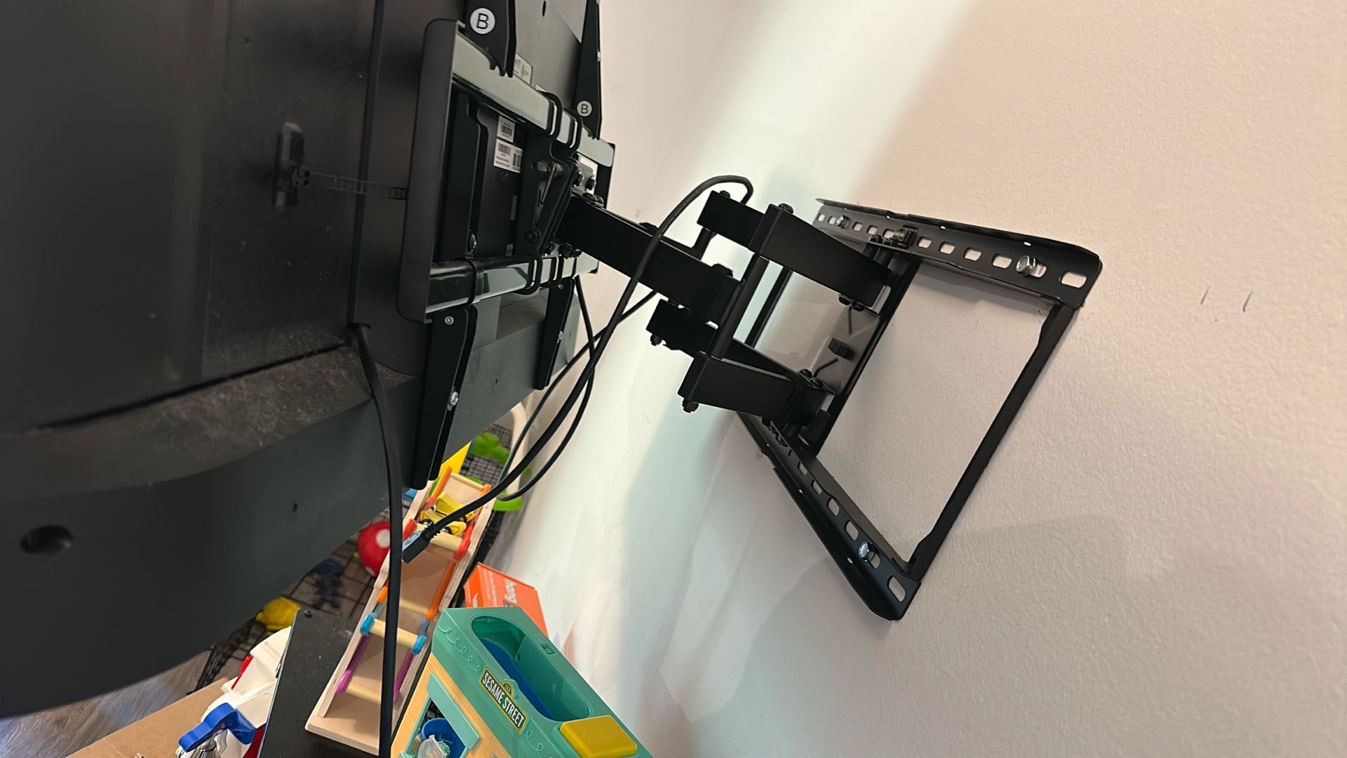 Up To 90” Pull Out Tv Mount