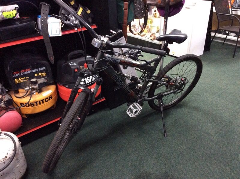 Mongoose detention shimano mountain bike like new!!