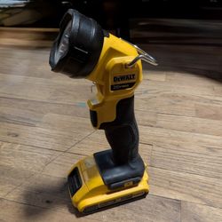 DeWALT 20V MAX LED Work Light w/ 2.0Ah Battery