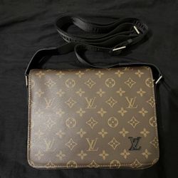 BROWN LOUIS VUITTON STRAP BAG 