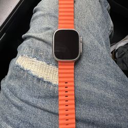 Apple Watch Ultra 2 GPS + Cellular, 49mm Titanium Case with Orange Ocean Band En Blue Band