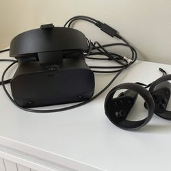 Oculus Rift S VR Headset + Controllers