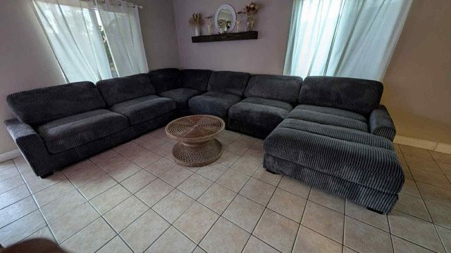 New 6 Piece Modular Sectional Couch with Chaise! Includes Free Delivery 🚚! 