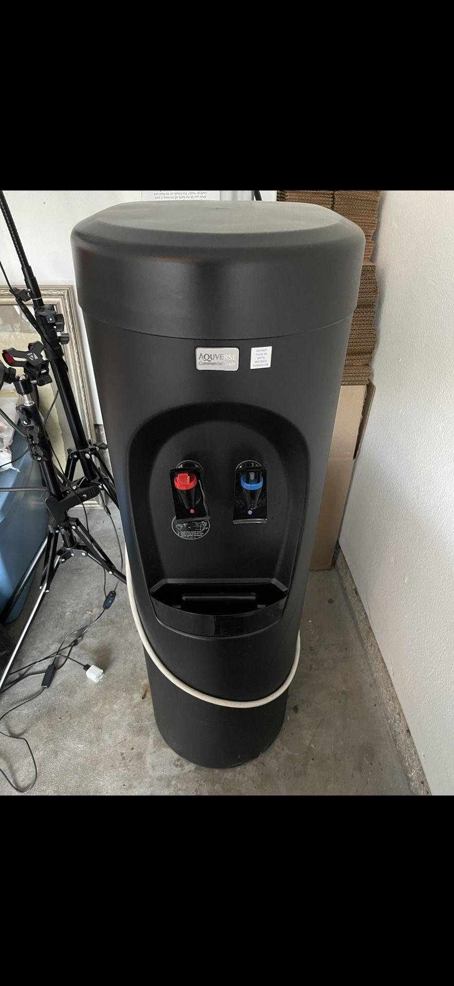 AOUVERSE Hot and Cold Bottleless Water Dispenser excellent condition with Brand new filters