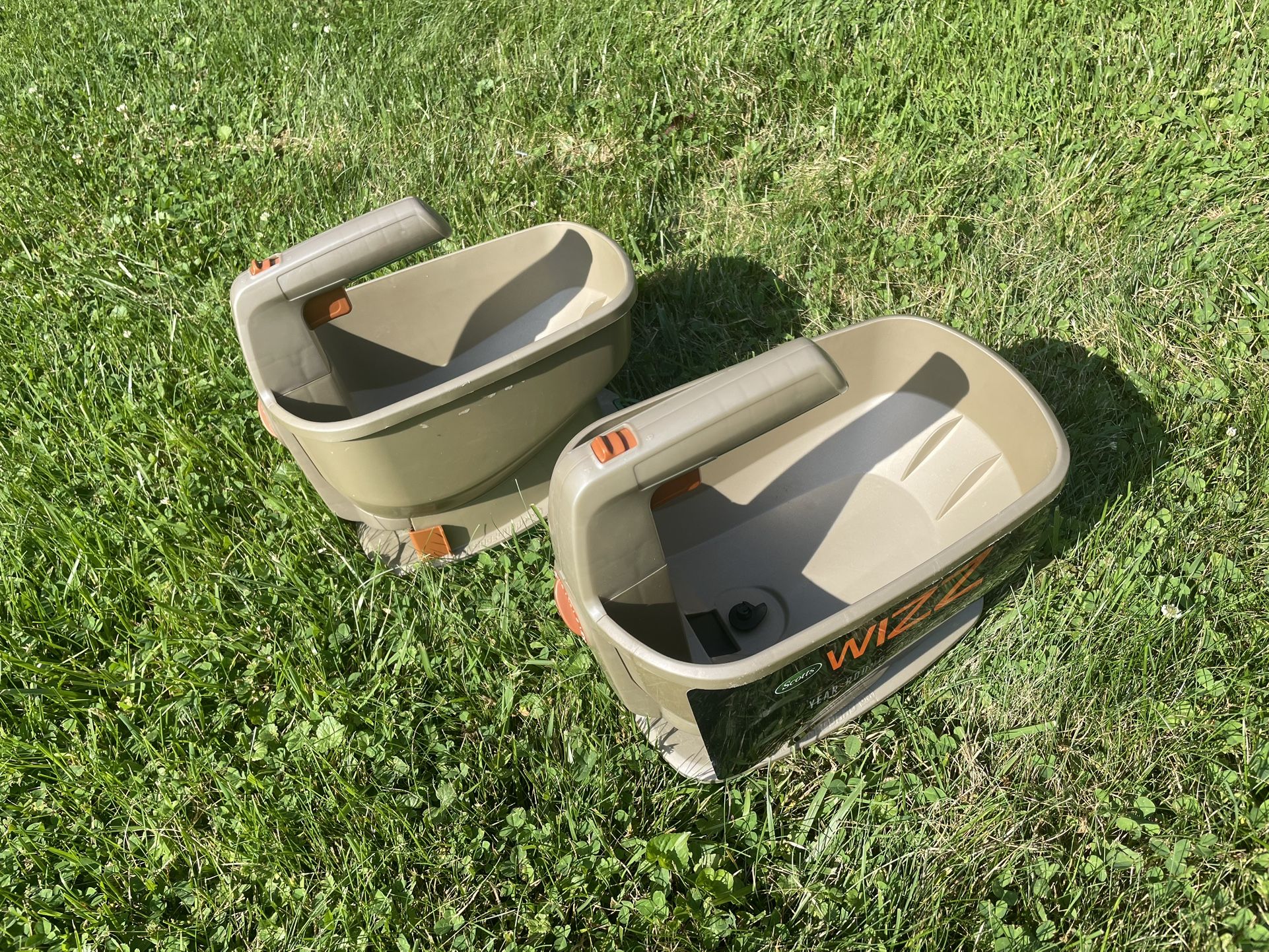 Scott's Wizz grass seed spreader Lawn rotary salt ice handheld battery powered