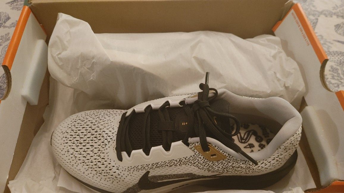 NIKE AIR WINFLO 11 SE TENNIS SHOES