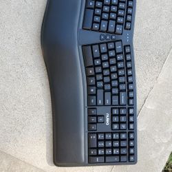 Ergonomic Wireless 2.4G Keyboard with Wrist Rest by Nulaxy RT01-B