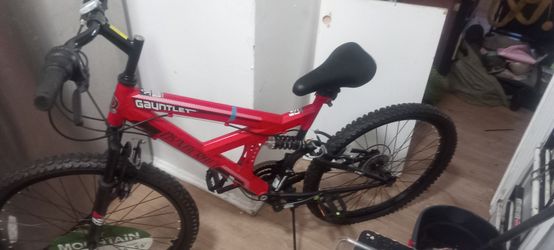 Title: BRAND NEW Dynacraft Gauntlet 24" Mountain Bike And Red Adult Helmet