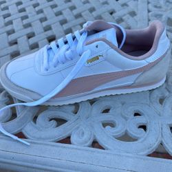 Women’s Puma Tennies
