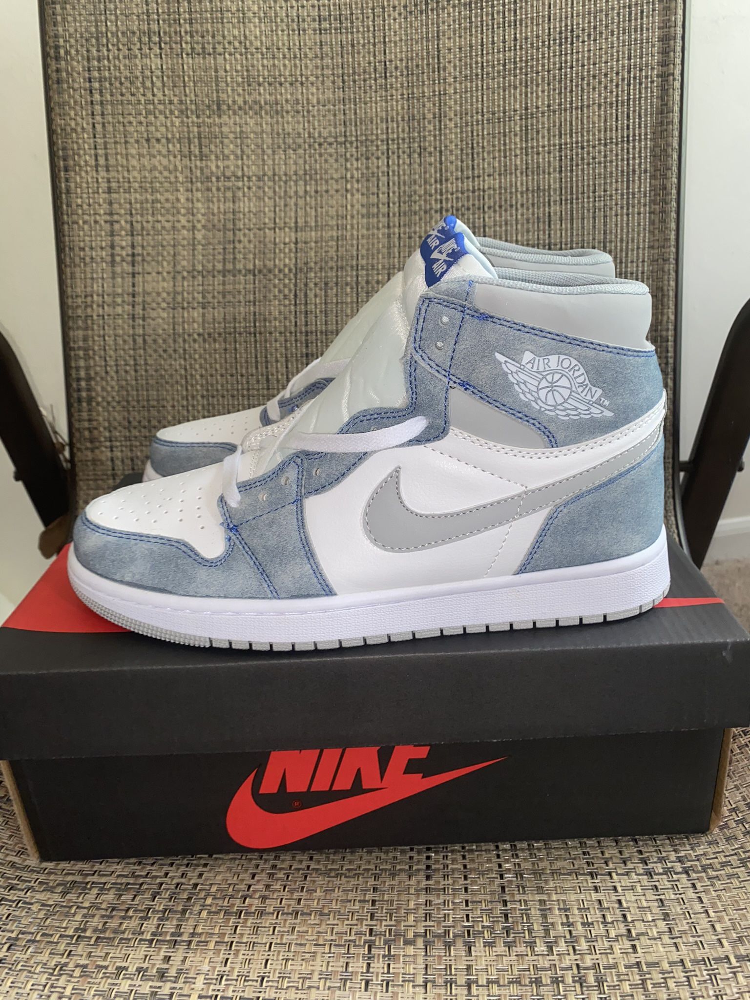 Air Jordan 1 Hyper Royal