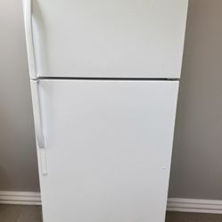 Kenmore Top Freezer Refrigerator W/ Ice Maker