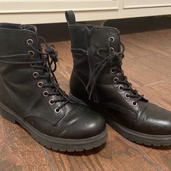 8 1/2 Black Shoes 