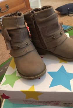 Little Girls boots size 6 like new!!