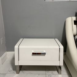 6 drawer dresser and 2 night stands