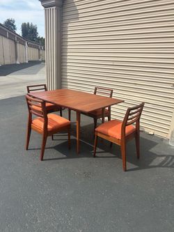 Mid Century Modern Dining Table And Chairs.