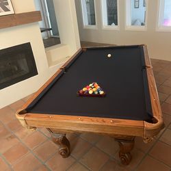 WOODEN POOL TABLE! Brand new bumpers and felt!!! 8ft!!