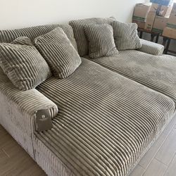 New Lindyn Super Chaise By Ashley’s *Hablo Espanol 