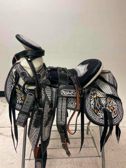 Nueva Montura charra de piel bordada