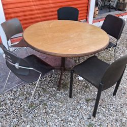 Table and 4 Chairs $75 Dlls. 