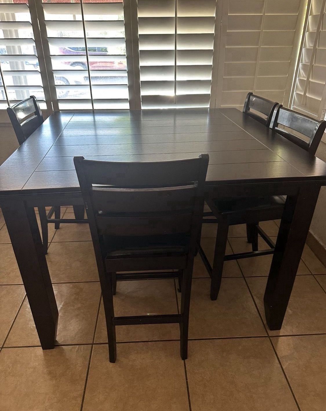 Table and 4 chairs Set
