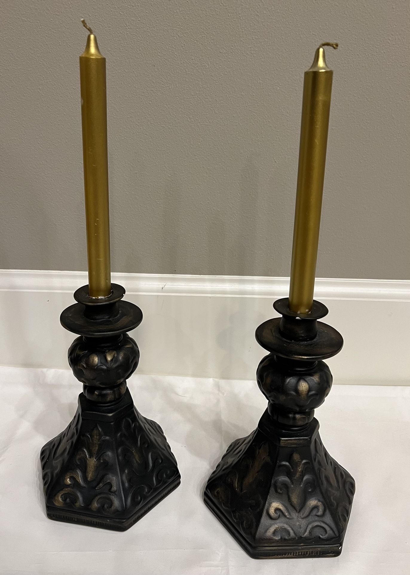 Christmas Candle Holder With Gold Candle Pair