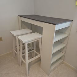 White tabel and 2 white bar stools