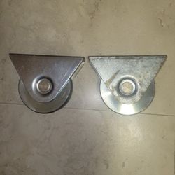 4" Silver with Bracket groove wheel V-Groove.    Rueda de 4" plateada con ranura en V para puertas correderas de 4 pulgadas para rieles de perfil en V