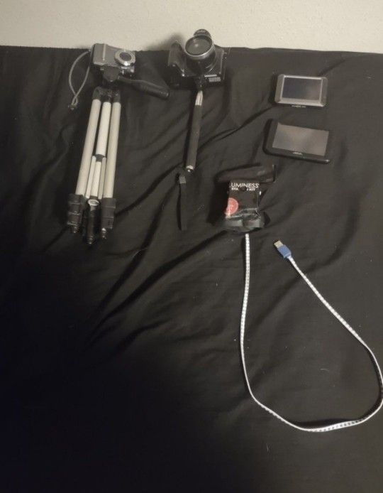 Older Collectible Vintage Cameras And Electronics Will Not Separate Read Full Description 