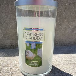 Yankee Candle Medium Pillar - Clean Cotton