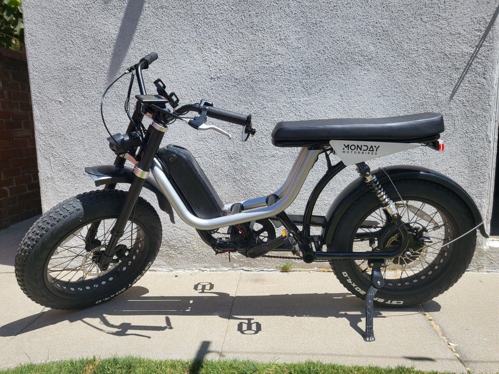 MONDAY MOTORBIKE